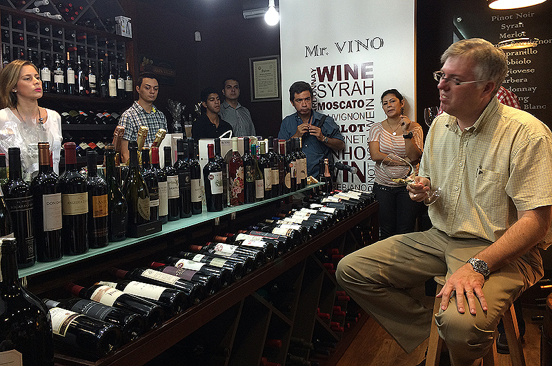Oliver Gayet, presentando el Fos Rioja Blanco. Del otro lado, observa atentamente Alicia Sosa de Mr. Vino.