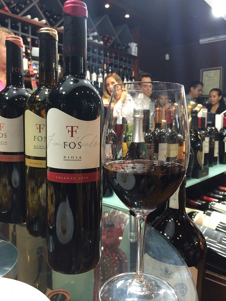 En primer plano los vinos Fos Rioja Crianza, Fos Rioja Blanco y Fos Rioja Reserva, vinos boutique españoles que Decanter agregó a sus productos.