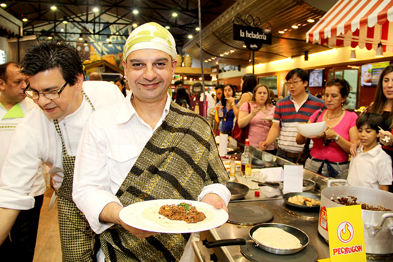 Teddy Salgueiro, ataviado con un traje típico hindú. Fue durante el festejo del Día del Chef en Casa Rica (2014).