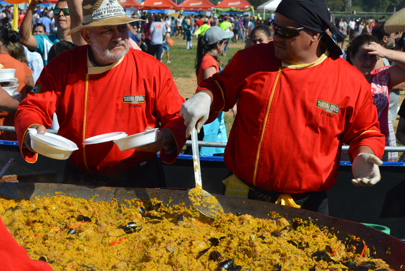 La tradicional gran paella preparada por La Taberna Española. Hubo para mil raciones.
