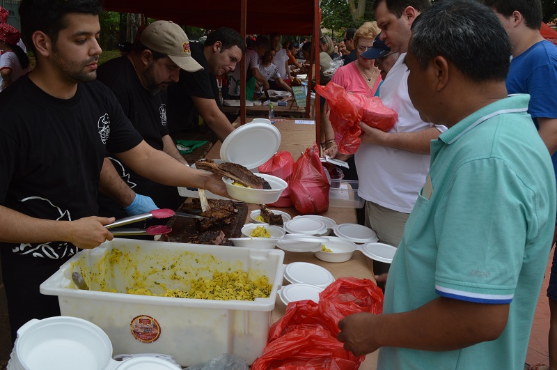 Coco Leiva preparó la ensalada de mandioca que acompañó al asado de Salin Leyzman. Hacían cola la gente.
