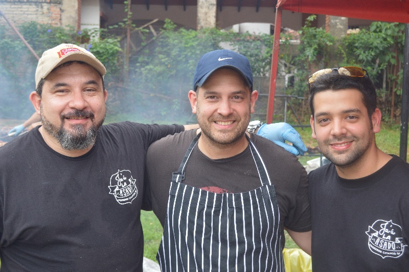 Salin Leyzman, Bruno Peroni y Coco Leiva, tres de los cocineros profesionales que se acercaron a colaborar.