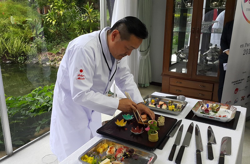 El chef japonés Hirokazu Tomisawa durante la visita que realizó a nuestro país en 2016, para realizar sus demostraciones. 