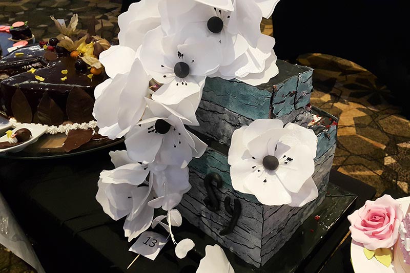 Esta fue la torta ganadora de la edición del año pasado. Las flores blancas estaban elaboradas con papel de arroz comestibles. El bizcochuelo tenía una cobertura en fondant. 