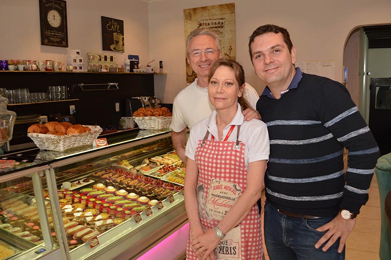 Eric Maetz, a la izquierda de la foto, junto a Eric y Ann Gorlini, pasteleros franceses de Delice de France.