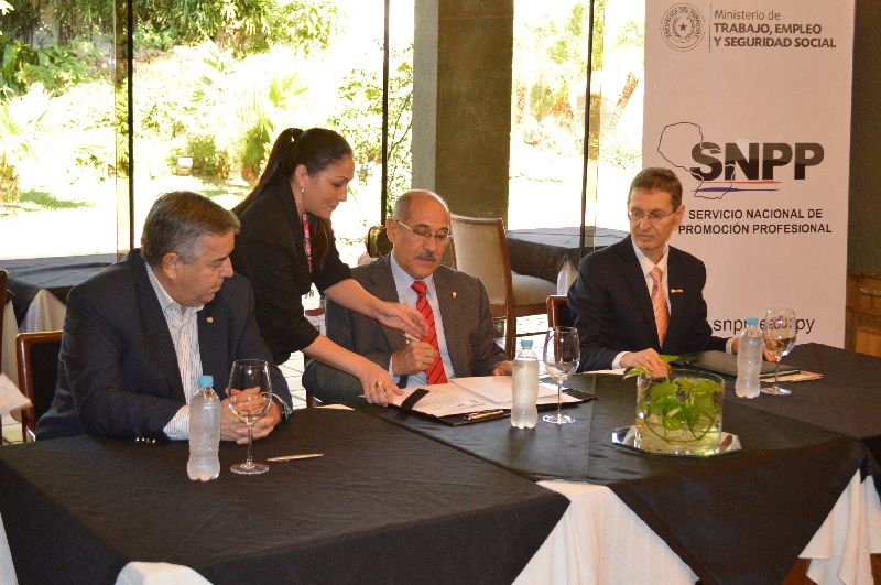 Guillermo Sosa, ministro del Trabajo durante la firma del convenio. A su izquierda Ramón Maciel Rojas director del SNNP y Néstor Filártiga, director ejecutivo de Mburicao Restaurante.