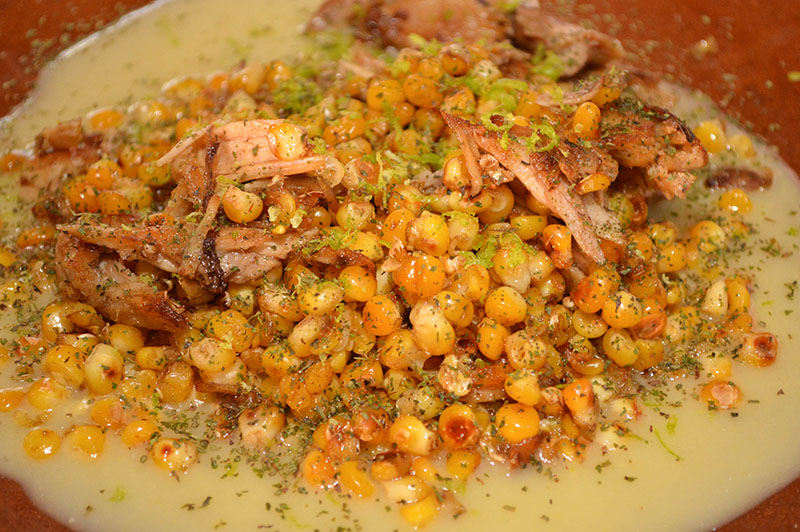 Conejo en salsa de choclo. Un plato contemporáneo de la cocina del Gustu. Se utiliza choclo tostado, cedrón y jugo de limón. Está en el menú desde el primer día.