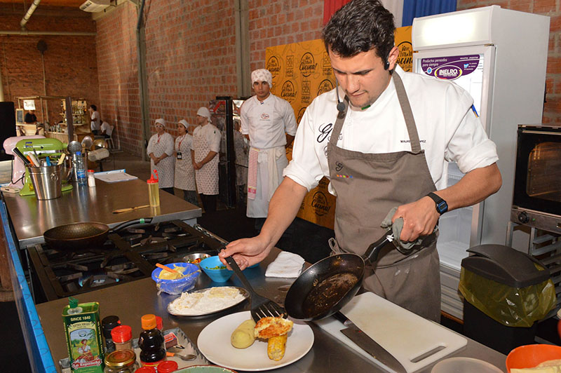 El chef Mauricio López haciendo su tarea durante el evento Que Viva la Cocina.