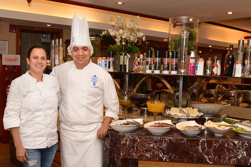 La churrasquería O Gaucho contrató a un chef peruano del Cordon Bleu para capacitar a su personal de cocina. Eliane Kretschmann, la propietaria aparece junto a Luis Muñoz.