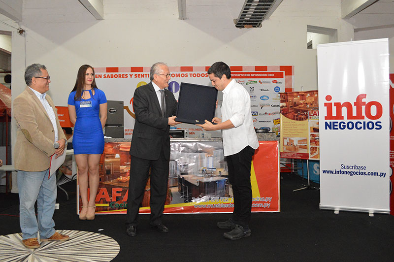 Fernando Ahlers chef propietario de San Pietro recibiendo su premio-