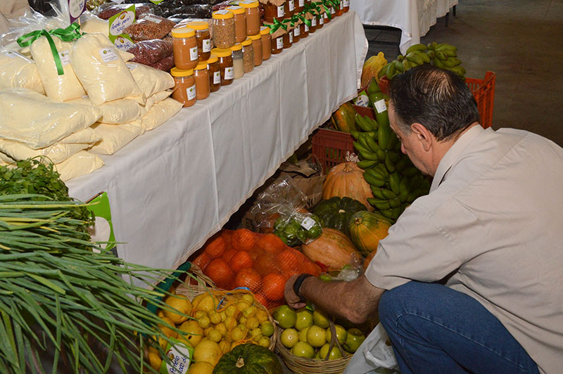 Productos agroecológicos presentados por familias campesinas. Frutas, verduras, hortalizas y rubros artesanales como harina de maíz y dulces.