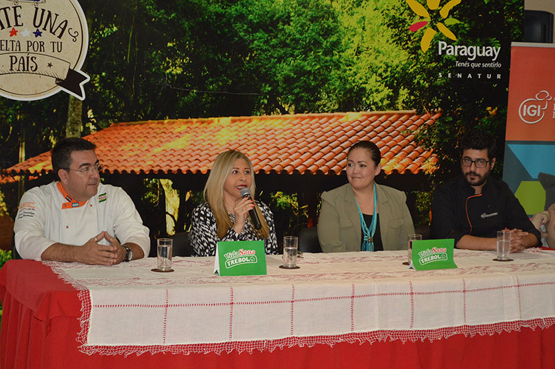 De izquierda a derecha aparecen Ciro Venialgo, Olga Silva, Megumi Yamanishi y Daniel Bonapartian durante la conferencia de prensa en la que se presentó la competencia Inter IGI 2017 Sabor a Paraguay, realizada en la SENATUR.