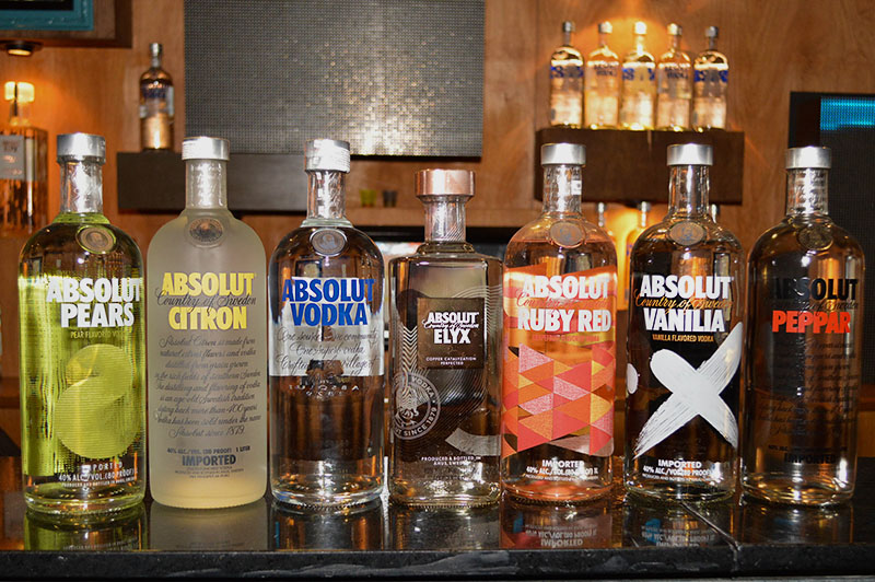 Algunas de las variedades de Absolut que se venden en el mercado. Entre ellas vemos varias que son saborizadas. En el medio el Absolut Vodka y el Absolut Elyx el producto ícono de la marca. 
