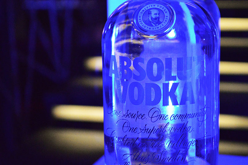 En 1979 surgió Absolut Vodka. Envasado en una botella transparente parecida a las usadas en las farmacias. No tenía etiqueta pero lleva el nombre impreso sobre la botella pero se podía ver a través de ella. Pero el orígen de la bebida se remonta a cien años antes.