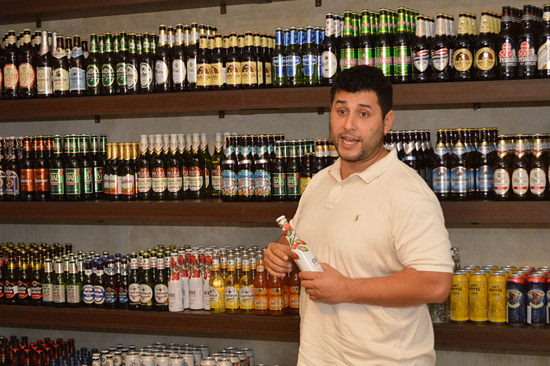 Jaime Peña González mostrando algunas de las tantas variedades de cervezas importadas que tienen a la venta. 