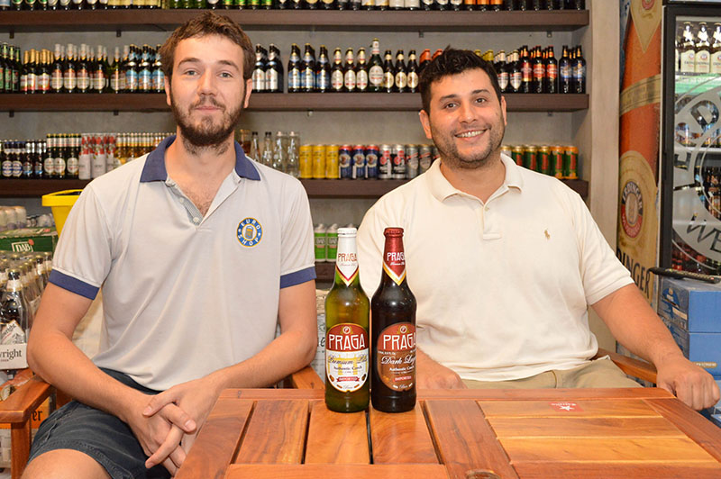 Jefferson y Jaime crearon Euroshop un beerstore especializado en cervezas importadas aunque tienen también las artesanales Sajonia y Herken.