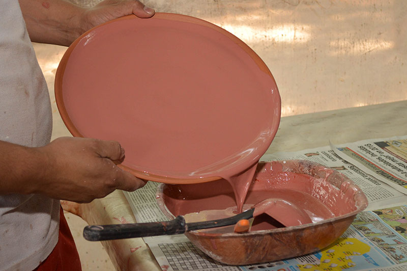 Un plato que está en proceso de esmaltado. El tinte que vemos se transforma en otro color después del proceso de horneado. Y nunca se sabe que color finalmente tendrá el plato.