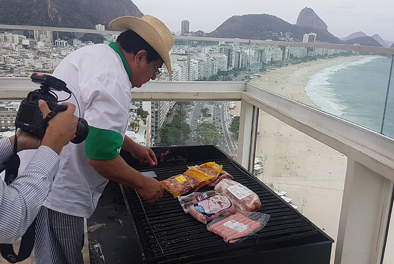 Asado Benítez preparándose en uno de los edficios de Rio de Janeiro frente a la playa de Copacabana.