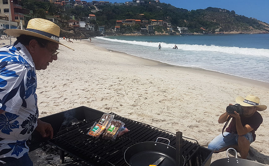 Asado Benítez preparándose para cocinar en una de las tantas playas de Río de Janeiro. Año 2.017.