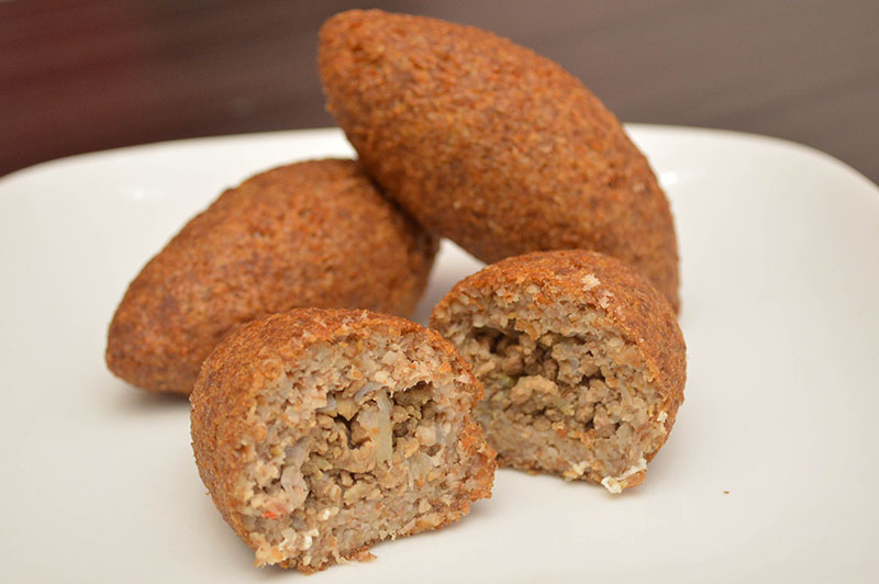 El Kupi o Kibe es uno de los platos predilectos de El Paisano. Elaborado a base de trigo molido y relleno de carne.