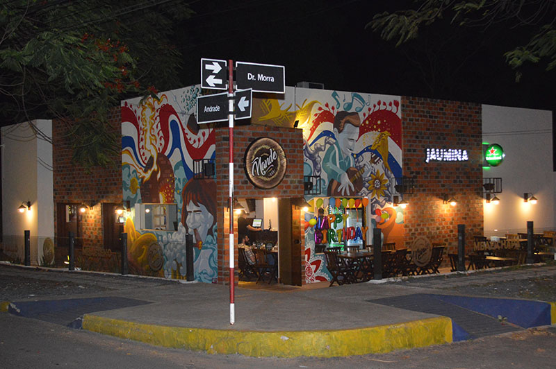 La fachada exhibe un mural pintado por Gustavo Barrios, en el que se destacan motivos tradicionales de nuestro país.