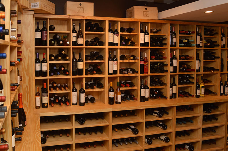Así están dispuestos los vinos. Seleccionados desde Reserva para arriba. Hay para todos los gustos y precios.