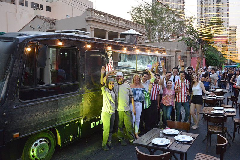 El equipo completo de Lo de Osvaldo que tiene a su cargo el manejo del Food Truck, posando en el día del Paseo de las Luces.