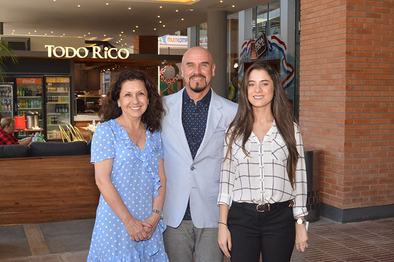 Aparecen en la foto, Magda Olivares, gerente general de Multiplaza, el arquitecto Marcelo Vareto y Mariana Frutos, gerente del Mall de Multiplaza. 