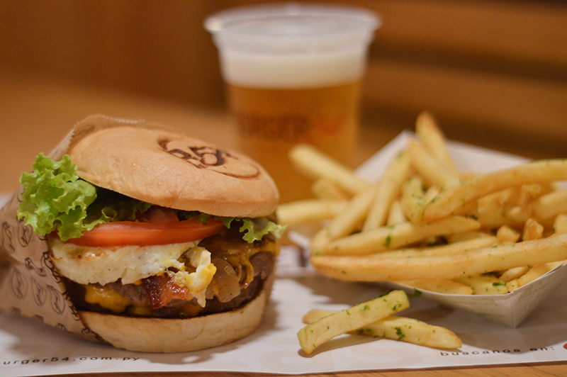 Una hamburguesa con sello. Los panes son elaborados en forma artesanal y llevan la marca B54. Pero el fuerte de las hamburguesas lo constituye la carne.