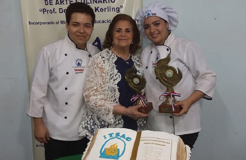 Deyma de Kerling junto a dos de sus alumnos del Instituto Técnico Superior de Arte Culinario.