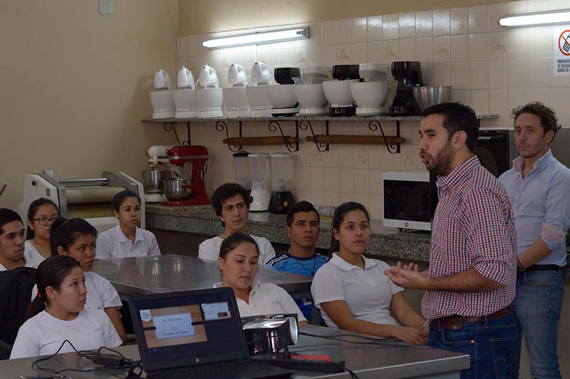 Carlos María Rodríguez, gerente de marketing de Diageo en Paraguay y Alvaro Pereira, director del Diageo Bar Academy Paraguay durante la presentación del curso Learning for Life en O´Hara Escuela de Gastronomía.