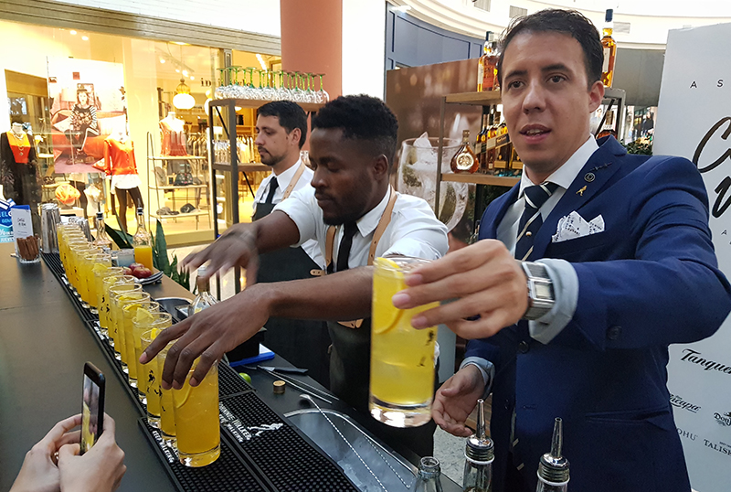 Edu Dinatale sirviendo un trago en el bar que se instaló en el Shopping Del Sol. Estará abierto de 09:00 a 21:00 durante el Asunción Cocktail Week.