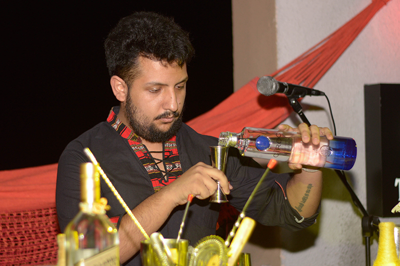 Amado Soto, de nacionalidad boliviana de Antonhy´s Rooftop es otro de los semifinalistas que compiten por el título de mejor bartender del año.