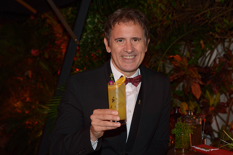 Juan Carlos Baucher, brand ambassador de Johnnie Walker, brindando por el inicio del Asunción Cocktail Week, con un Johnnie, Ginger&Orange, que lleva Gold Label Reserve con Ginger Ale y un toque de naranja. 