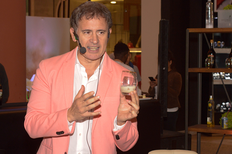 Juan Carlos Baucher, Brand Ambassador, describiendo las características de Baileys, la conocida marca de crema irlandesa.