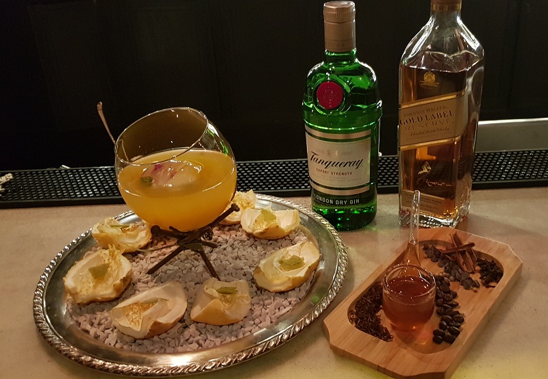 Los tragos preparados por Josmar Figueres de The Brooklyn Hotel. Un cóctel preparado a base de mburucuyá con gin y otro que mezcla café aromatizado con especias y whisky.