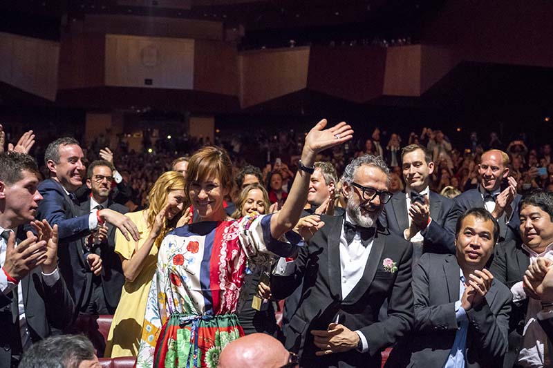 Massimo Botura junto a su esposa Lara Gilmore, aparecen en la ceremonia de premiación luego que su restaurante Osteria Francescana fue nominada como el mejor del mundo. Copyright: The World’s 50 Best Restaurants