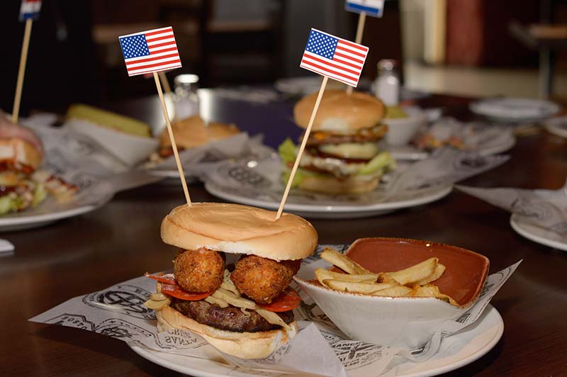 Little Italy Burger, la hamburguesa legendaria del Hard Rock Cafe Nueva York, que lleva dos bastones apanados de muzzarella.