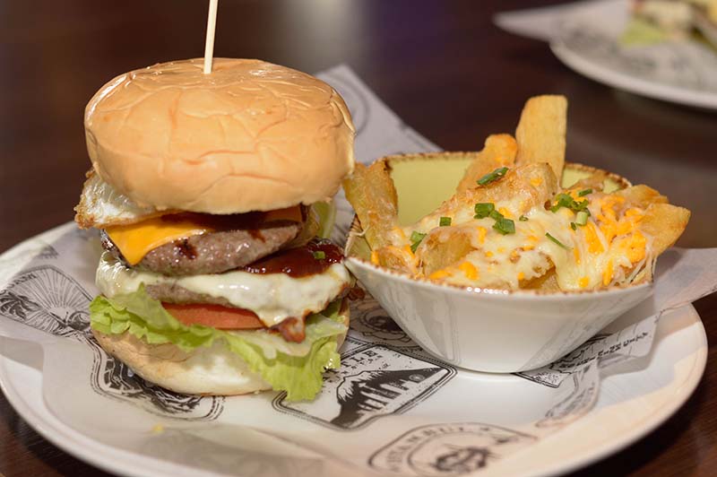 Es la Koygua Burger, la hamburguesa legendaria del Hard Rock Cafe Asunción. Un bife coygua en versión hamburguesa. Acompañada de mandioca frita.