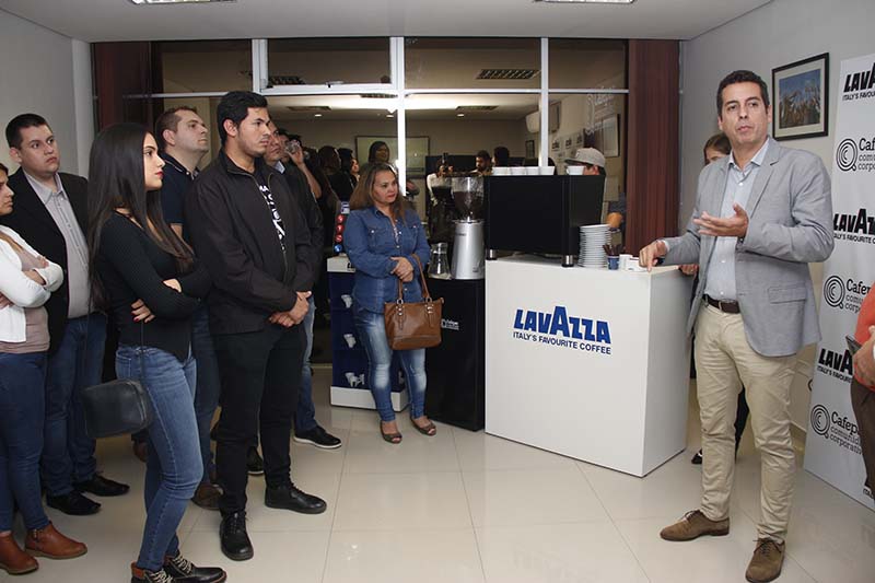 Matías Ordeix, gerente ejecutivo de Cafepar presentado las nuevas máquinas incorporadas por la empresa.