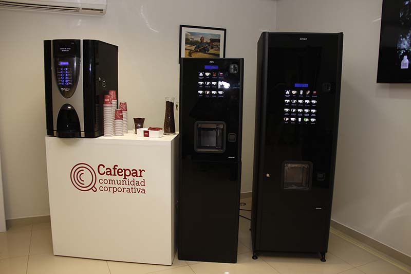 A la derecha Zensia, en el medio Zen y a la izquierda Bianchi Golden, las nuevas cafeteras presentadas por Cafepar.