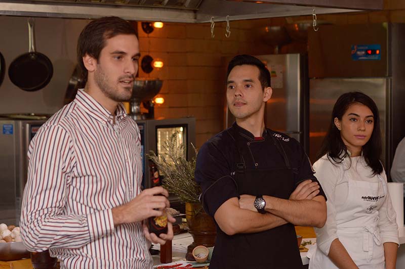 Nico Benavente, Brand Manager de Paulaner, junto a Hugo Caballero y Stela Martínez de Kitchen Lab, durante la degustación maridaje de Salvator.