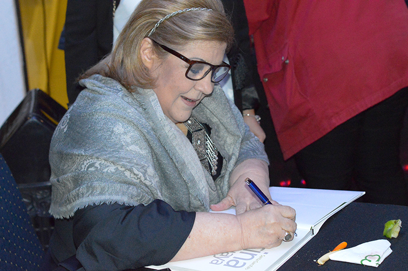 La autora autografiando su libro durante el acto de lanzamiento cumplido en el Centro de Convenciones Mariscal en la Feria Intrernacional del Libro.