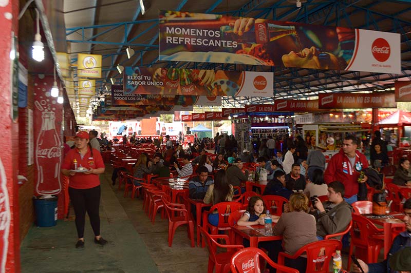 El patio de comidas de la Expo, reúne una gran variedad de ofertas gastronómicas de todo tipo.