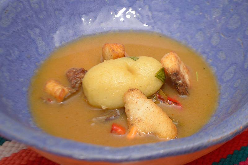 Bullabesa de Dorado, un plato de la cocina francesa pero elaborado con pescado de río. Es como un pirá caldo, pero más delicado.