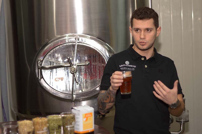 Manoli Dacak, propietario de Sacramento pero a la vez maestro cervecero, explicando como elabora Mensualero la primera cerveza con gusto a yerba mate.