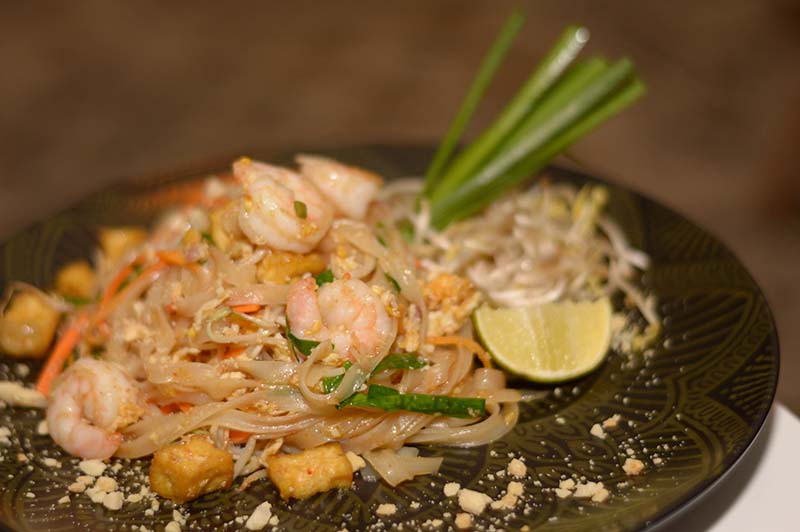 Pad Thai, tradicional plato tailandés, hecho a base de fideo de arroz. Impregnado de un delicado sabor dulce. Una verdadera delicia absolutamente recomendable.