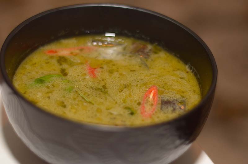 Curry verde. Parece una sopa pero es una salsa que se acompaña con arroz blanco. Una combinación de indescriptibles sabores fruto de la combinación de diversas hierbas y especias. Lleva verduras y carnes. Exótico y sofisticado.