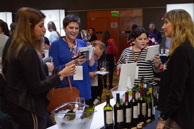 Profesionales, amantes y aficionados al vino se dieron cita para conocer las propuestas de las nuevas bodegas que quieren incursionar en el mercado paraguayo.