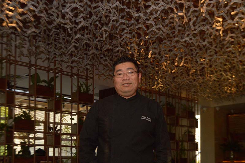 Hugo Tsumuda, chef ejecutivo de nacionaldiad peruana. Formado en el Cordon Bleu de su pais y con años de experiencia internacional en restaurantes de varios países.